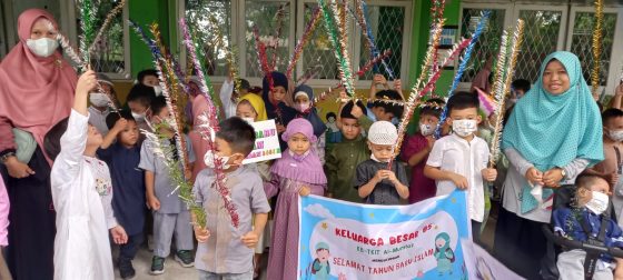 KB-TK IT AL-MUMTAZ SAMBUT TAHUN BARU ISLAM DENGAN PAWAI BERSAMA